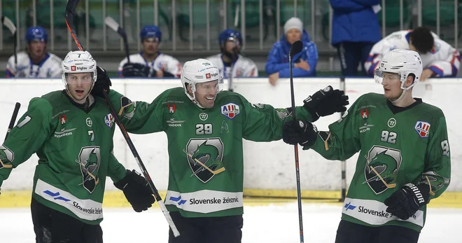 Luka Zorko (levo), Anže Ropret, Kristjan Čepon in drugi Ljubljančani so izpolnili prvi ligaški cilj v sezoni. FOTO: Blaž Samec/Delo