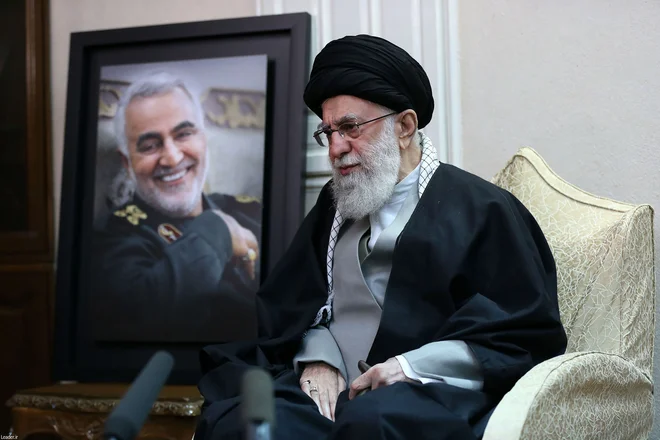 Vrhovni iranski verski voditelj ajatola Ali Hamenej pred fotografijo ubitega vojaškega poveljnika Sulejmanija. AFP PHOTO / HO / KHAMENEI.IR