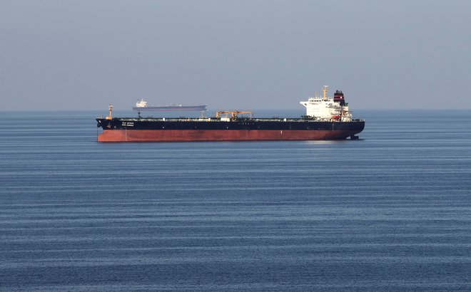 Tanker na poti skozi Hormuško ožino. FOTO: Hamad I Mohammed/Reuters