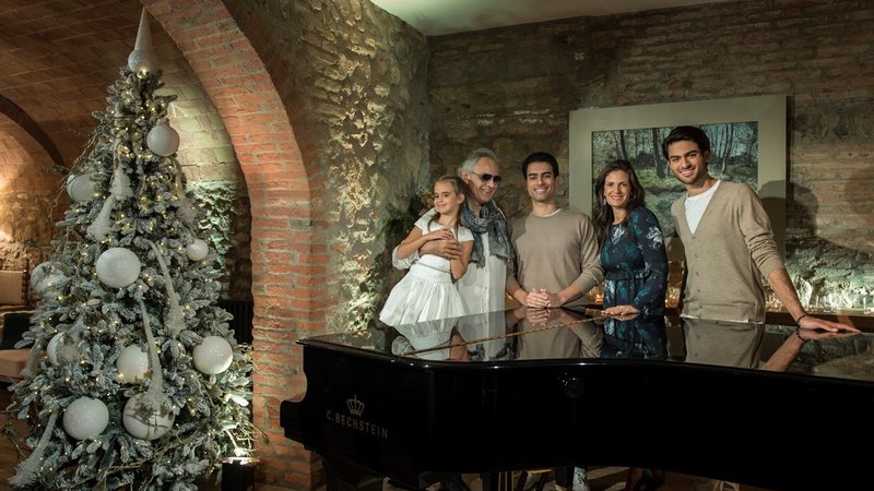 Fotografija: Praznični Andrea Bocelli z družino.
Foto osebni arhiv