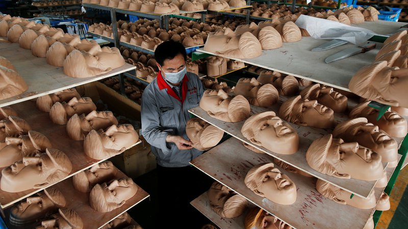Fotografija: A worker checks a mask of U.S. Republican presidential candidate Donald Trump at Jinhua Partytime Latex Art and Crafts Factory in Jinhua, Zhejiang Province, China, May 25, 2016. There's no masking the facts. One Chinese factory is expecting Donald Trump to beat his likely U.S. presidential rival Hilary Clinton in the popularity stakes. At the Jinhua Partytime Latex Art and Crafts Factory, a Halloween and party supply business that produces thousands of rubber and plastic masks of everyone from Osama Bin Laden to Spiderman, masks of Donald Trump and Democratic frontrunner Hillary Clinton faces are being churned out. Sales of the two expected presidential candidates are at about half a million each but the factory management believes  Trump will eventually run out the winner. 