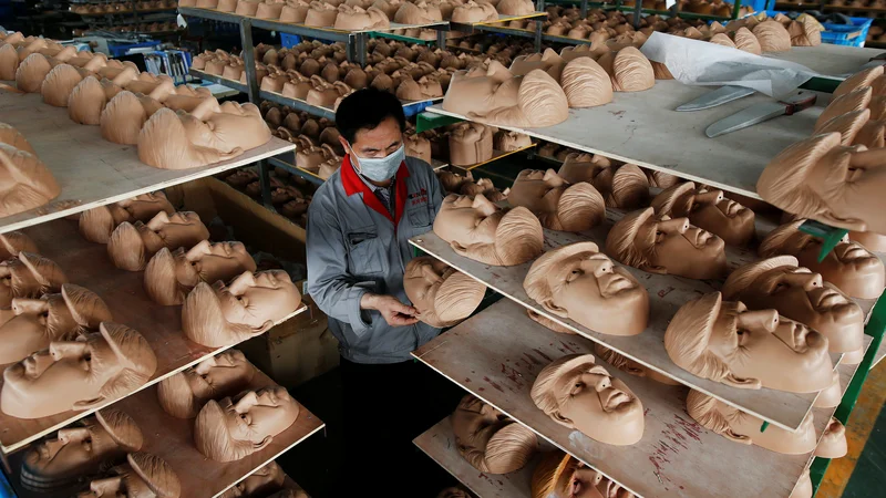 Fotografija: A worker checks a mask of U.S. Republican presidential candidate Donald Trump at Jinhua Partytime Latex Art and Crafts Factory in Jinhua, Zhejiang Province, China, May 25, 2016. There's no masking the facts. One Chinese factory is expecting Donald Trump to beat his likely U.S. presidential rival Hilary Clinton in the popularity stakes. At the Jinhua Partytime Latex Art and Crafts Factory, a Halloween and party supply business that produces thousands of rubber and plastic masks of everyone from Osama Bin Laden to Spiderman, masks of Donald Trump and Democratic frontrunner Hillary Clinton faces are being churned out. Sales of the two expected presidential candidates are at about half a million each but the factory management believes Trump will eventually run out the winner.