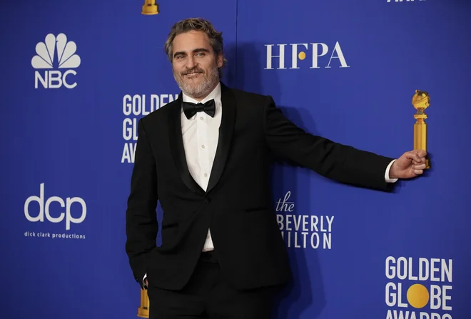 Joaquin Phoenix je po pričakovanju osvojil zlati globus za najboljšo moško vlogo v dramskem celovečercu. FOTO: Mike Blake/Reuters