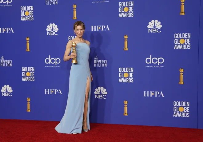 Igralka <strong>Renee Zellweger</strong> z nagrado, ki jo je prejela v kategoriji najboljše igralke v dramskem filmu, in sicer za performans v filmu <em>Judy</em>. FOTO: Mike Blake/Reuters