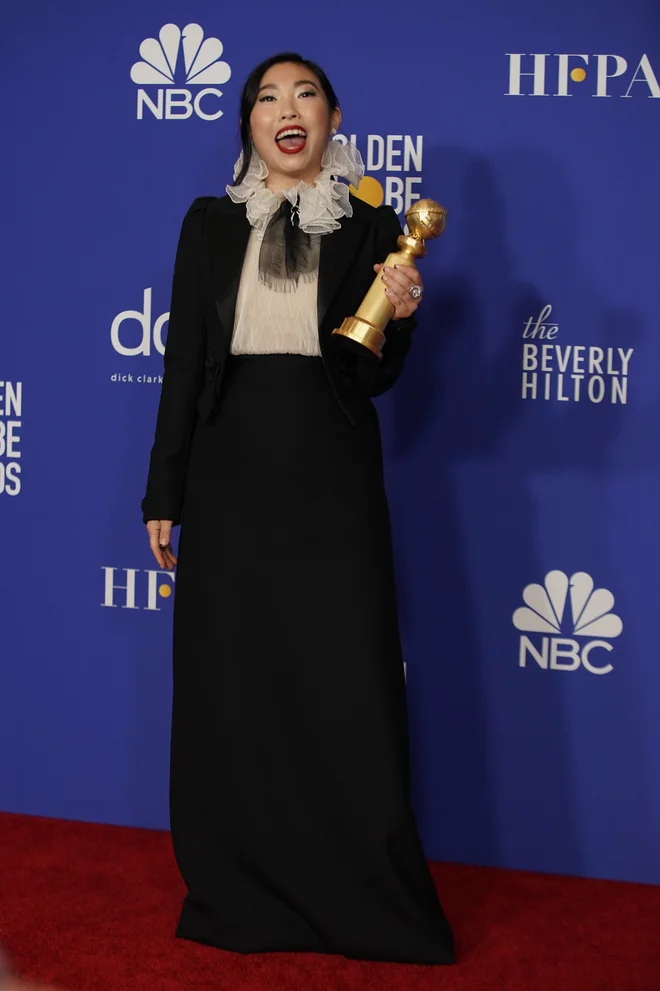 Igralka in glasbenica <strong>Awkwafina </strong>je zlati globus prejela v kategoriji najboljše igralke v muzikalu ali komediji, in sicer za performans v filmu <em>The Farewell</em>. FOTO: Mike Blake/Reuters