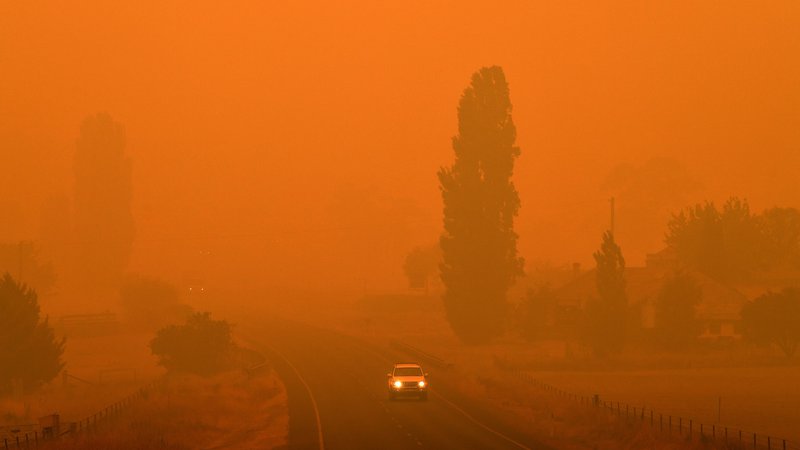 Fotografija: V avstralski prestolnici so zaradi onesnaženosti zraka zaprti muzeji, galerije, parki, uradi in univerze, na tamkajšnjem letališču pa so odpovedali številne lete. FOTO: Saeed Khan/AFP