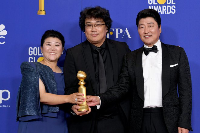 Korejska satirična drama <em>Parazit </em>je dobila prvo nagrado med filmi v tujem jeziku. FOTO: Kevin Winter/Afp