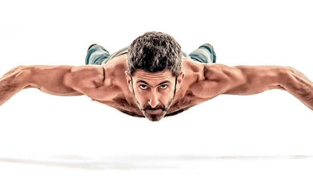 Fotografija: Ker za to vadbo ne potrebujete ničesar, jo lahko izvajate v zavetju vaših štirih sten ali v najljubšem fitnes kotičku, kjerkoli in kadarkoli. Foto: Shutterstock