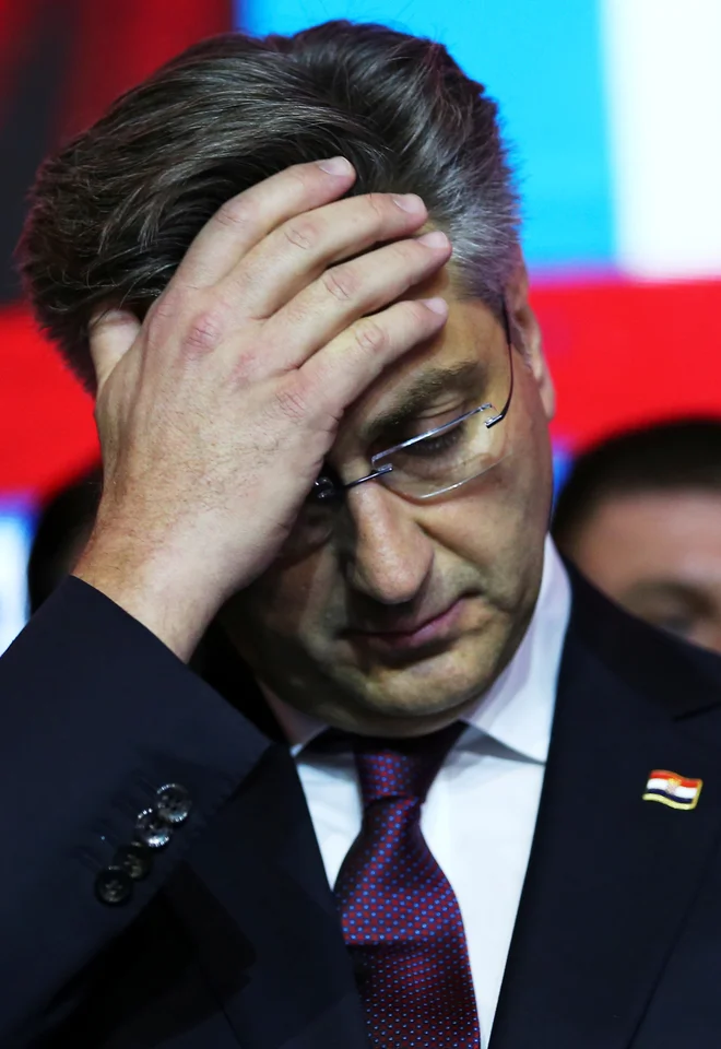 Tako je hrvaški premier in predsednik stranke HDZ reagiral na prvo objavo rezultatov včerajšnjih predasedniških volitev. FOTO: Antonio Bronić/Reuters