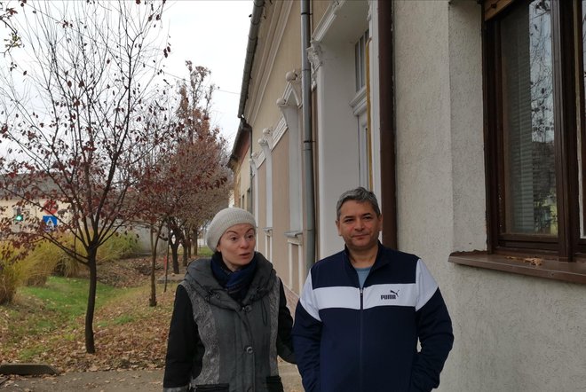 Branka in Zoran Krstin: »Male sove uharice so bile pred nekaj leti na vsakem dvorišču, tudi na naši smreki jih je bilo več kot deset.« Foto Milena Zupanič