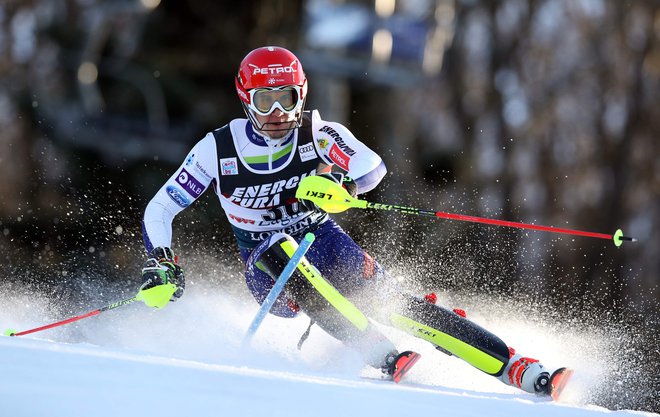 Tudi v slalomu kaže napredek. Potem ko se je pred leti spraševal, ali v tej disciplini tekmuje samo še zato, da razbije rutino, mu je v prejšnji zimi vendarle uspelo pokazati preskok. FOTO: AFP