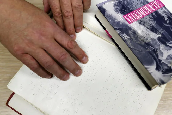 V četrtek bo v knjižnici Minke Skaberne ob 10. uri maratonsko branje brajice. Na fotografiji je<em> Ana Karenina</em> v braillovi in klasični tiskani obliki.<br />
Foto Uroš Hočevar