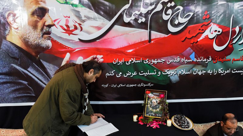 Fotografija: V Teheranu danes poteka glavna slovesnost v spomin na poveljnika elitnih enot iranske revolucionarne garde, generala Kasima Sulejmanija, ki je bil ubit v petek zjutraj v ameriškem letalskem napadu v Bagdadu. Foto: Banaras Khan/Afp