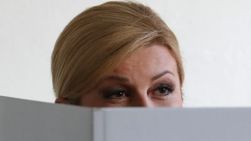 Fotografija: Kolinda Grabar-Kitarovič včeraj na volišču. FOTO: Marko Djurica/Reuters