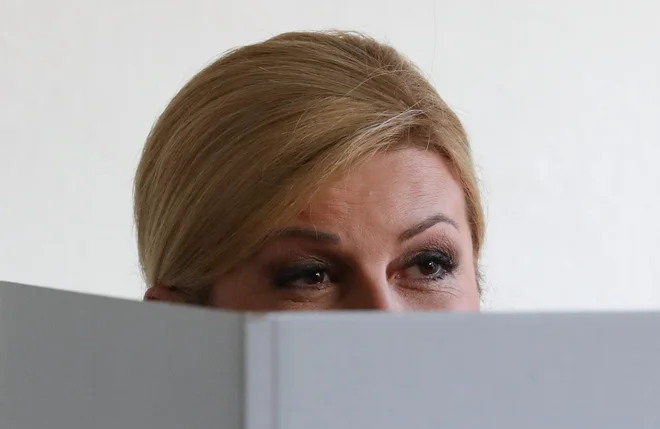 Kolinda Grabar-Kitarovič včeraj na volišču. FOTO: Marko Djurica/Reuters
