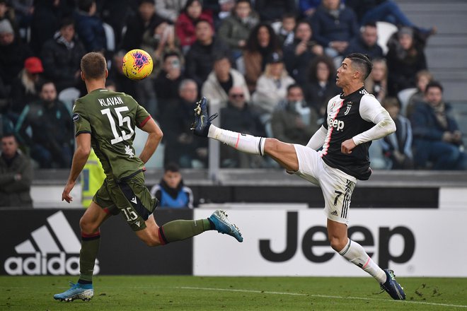 Cristiano Ronaldo je na seznam strelskih podvigov dodal še manjkajoči trojček v italijanskem prvenstvu. FOTO: AFP