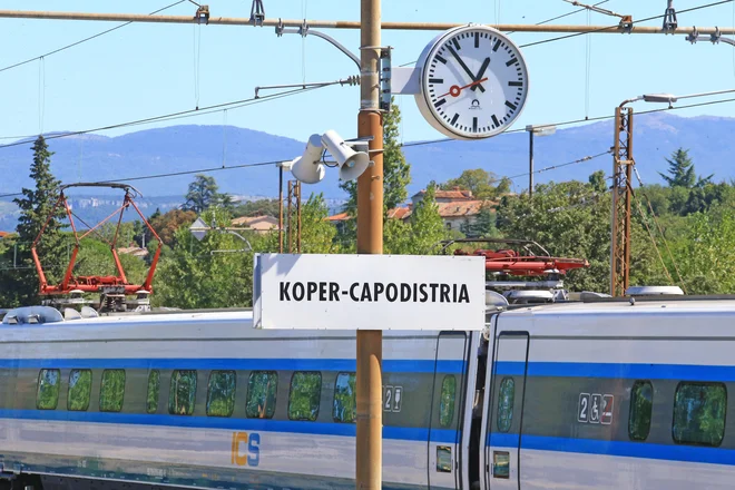 Dvajset let, če ne več, nam nad glavami visi načrtovana, a (še vedno) nezgrajena železniška proga Divača&ndash;Koper, kratko 2TDK. Foto Tomi Lombar
