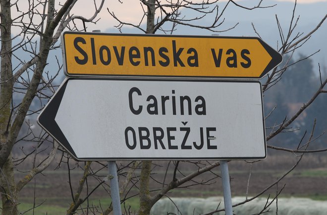 V 11. členu (3) sporazuma je v slovenski verziji zapisano: »Vsi postopkovni roki, navedeni v sporazumu, začnejo teči z dnem podpisa hrvaške pristopne pogodbe z Evropsko unijo.« Foto Marko Feist