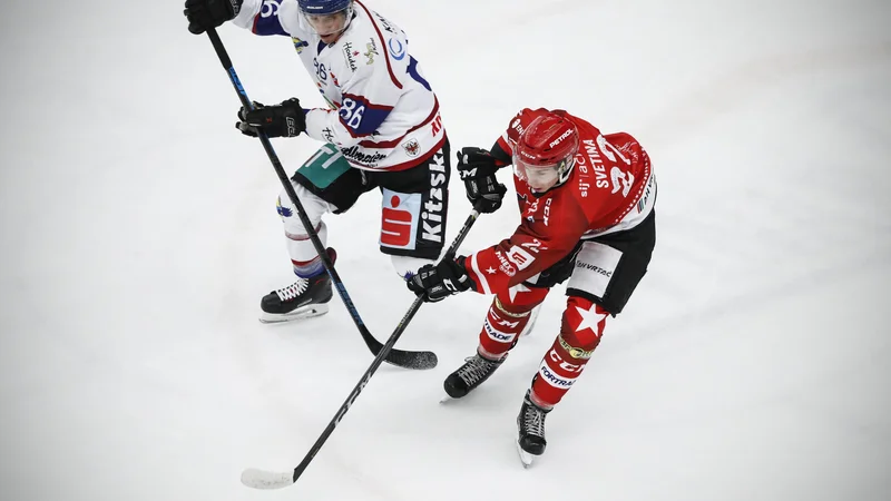 Fotografija: Erik Svetina (v rdečem dresu) se je odrezal z dvema goloma. FOTO: Uroš Hočevar/Delo