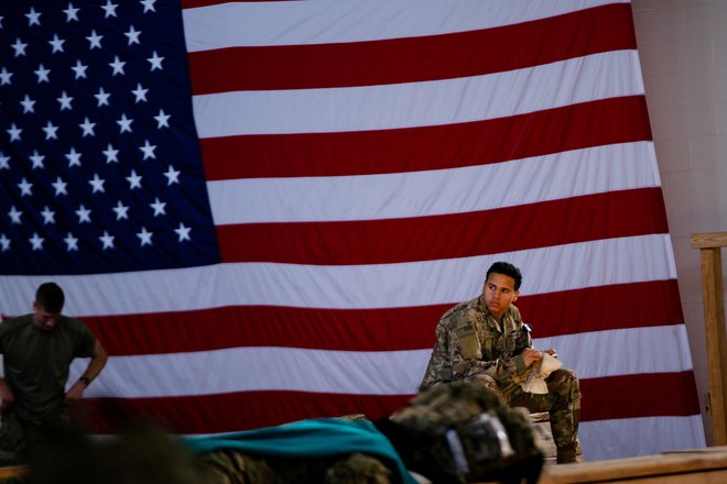 V Iraku je sicer nekaj več kot 5000 ameriških vojakov, ki delujejo v okviru združenih sil, ustanovljenih leta 2014 za boj proti skrajni skupini Islamska država. FOTO: Reuters