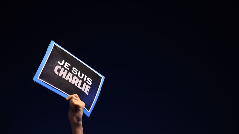 Fotografija: Odziv na napade v Franciji in po svetu je bil izjemen: v imenu svobode izražanja se je rodilo geslo 'Jaz sem Charlie'. Za svojega so ga vzele tudi množice ljudi. FOTO: Anne-Christine Poujoulat/AFP