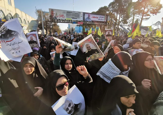 Žalujoči se zbirajo, da se poslovijo od iranskega generala Sulejmanija. FOTO: Atta Kenare/AFP