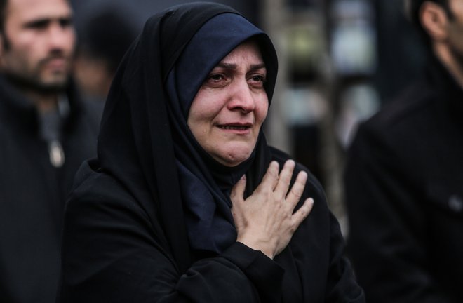 Žalujoča Iranka. FOTO: Atta Kenare/AFP