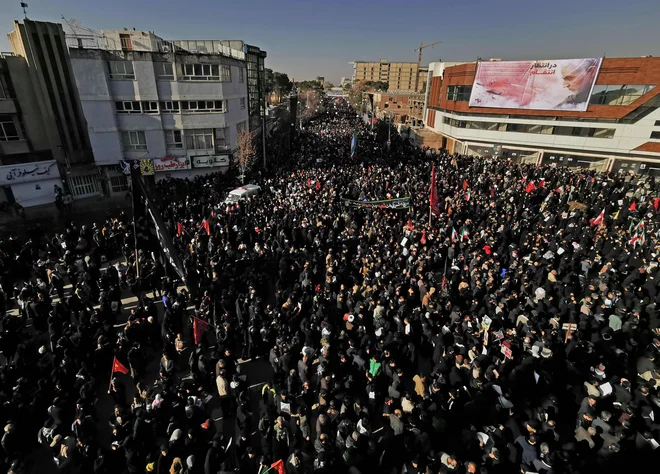 Osrednje žalne slovesnosti za poveljnika elitnih enot iranske revolucionarne garde so bile v ponedeljek v Teheranu, na fotografiji množica v Kermanu. FOTO: Atta Kenare/AFP