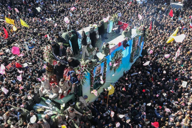 Žalujoča množica ob vozilu, na katerem je krsta s pokojnim generalom Sulejmanijem. FOTO: Atta Kenare/AFP