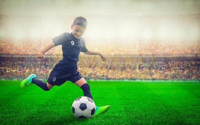 Tudi če ima vaš otrok le povprečne športno motorične sposobnosti, je še vedno zelo zaželeno, da se ukvarja s športom, saj na ta način razvija svoje kognitivne in fizične sposobnosti. Foto: Shutterstock