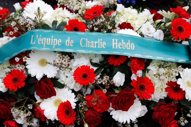 Na današnjo obletnico so položili cvetje na nekdanji naslov uredništva tednika Charle Hebdo.<br />
Foto Afp