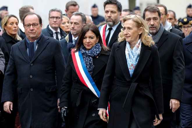 Nekdanji francoski predsednik Francois Hollande (levo), županja Pariza Anne Hidalgo in ministrica za pravosodje Nicole Belloubet  na današnji spominski slovesnosti, v kateri so se spomnili terorističnih napadov izpred petih let.<br />
Foto Afp