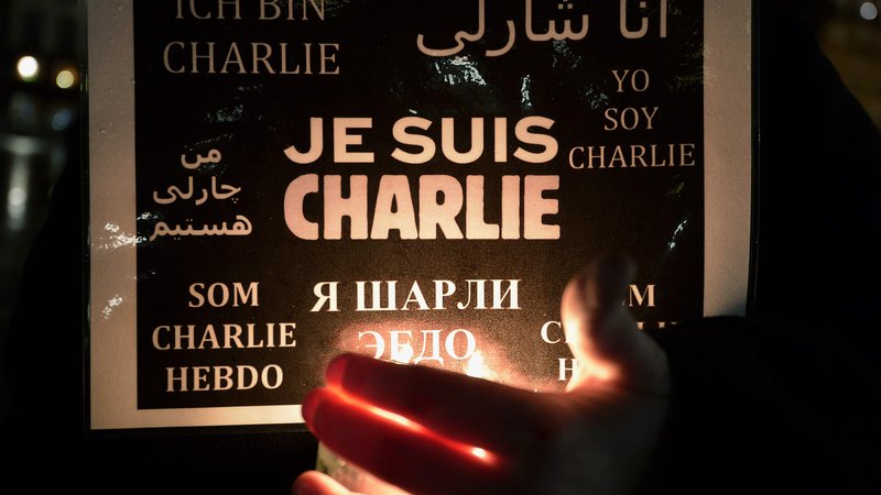 Fotografija: »Sem Charlie. Mi vsi smo Charlie.« Napis, ki je preplavil Pariz in  druge kraje po svetu dan po terorističnem napadu 7. januarja leta 2015. FOTO: AFP