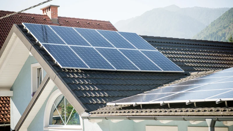 Fotografija: Sončna elektrarna v Mojstrani. Največja instalirana moč sončnih elektrarn je sicer na Štajerskem, v Savinjski in Osrednjeslovenski regiji. FOTO: Bor Slana