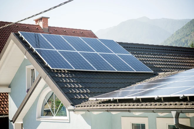 Sončna elektrarna v Mojstrani. Največja instalirana moč sončnih elektrarn je sicer na Štajerskem, v Savinjski in Osrednjeslovenski regiji. FOTO: Bor Slana