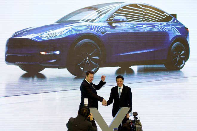 Tesllin direktor Elon Musk in župan Šanghaja Ying Yong ob uvedbi programa proizvodnje modela Y.<br />
Foto Reuters