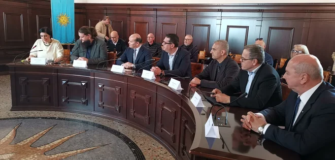 Z desne: Roberto Dipiazza, Danilo Markočič, Gregor Strmčnik, Aleš Bržan, Đenio Zadković in vodji proijekta - Borut Jerman ter Martina Gamboz med predstavitvijo kandidaturne knjige v koprski Pretorski palači. Foto Boris Šuligoj