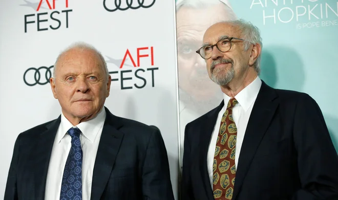 Anthony Hopkins (levo) in Jonathan Pryce sta papeža Benedikt XVI in Frančišek v filmu Dva papeža, ki je v kinematografih doživel limitirano distribucijo, zdaj pa si ga lahko ogledate na Netflixu. Foto Reuters