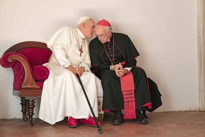 Dialog prejšnjega in aktualnega papeža je vznemirljiv, čeprav fiktiven, in spodbuja živahne intelektualne pomisleke in etične dileme.Foto Netflix