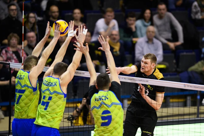 Tekma se je zavlekla v peti niz, v katerem so bili bolj zbrani Slovenci. FOTO: Conny Kurth/CEV