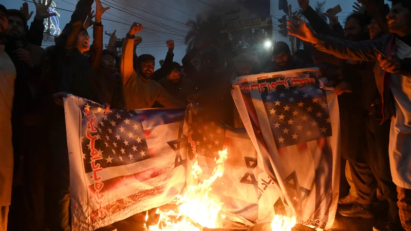 Fotografija: Sežiganje ameriške in izraelske zastave v Pakistanu. Foto Arif Ali Afp