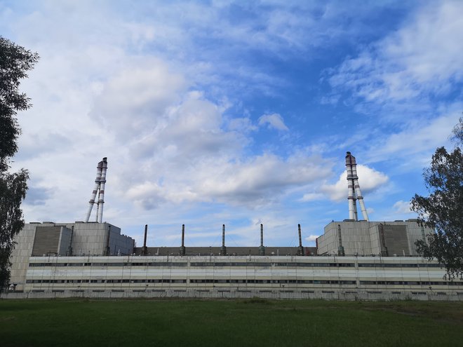 »Sestrica Černobila« – jedrska elektrarna Ignalina je ob jezeru Drukšiai, največjem jezeru v Litvi, katerega del sega v sosednjo Belorusijo. Po načrtih naj bi bilo leta 2038 območje elektrarne ekološko neoporečno in rekultivirano. FOTO: 