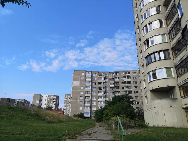 Stanovanjska soseska Fabijoniškes v Vilni je bila kulisa za mesto Pripjat. FOTO: Marko Gams