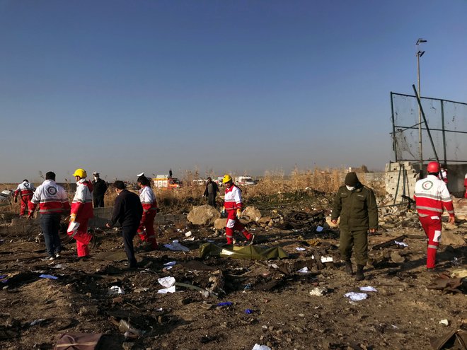 Reševalci pregledujejo ostanke letalske nesreče. FOTO: Reuters