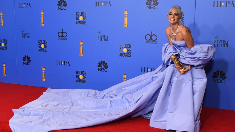 Fotografija: Izpoved Lady Gaga je tako ganila Oprah Winfrey, da je po intervjuju šla v zakulisje objet glasbenico. FOTO: Mark Ralston/AFP