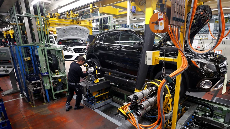 Fotografija: Nemška avtomobilska industrija je lani proizvedla najmanj vozil v skoraj četrt stoletja. FOTO: Reuters
