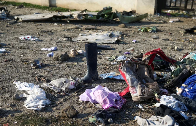 Osebne stvari in predmeti potnikov, ki so bili na letalu, ki je strmoglavilo zaradi tehničnih težav. FOTO: Reuters