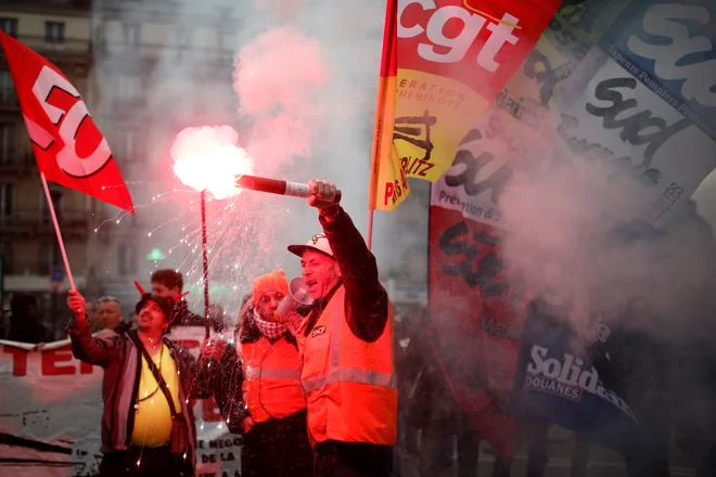 Na bučni ulici ni popuščanja. FOTO: Reuters