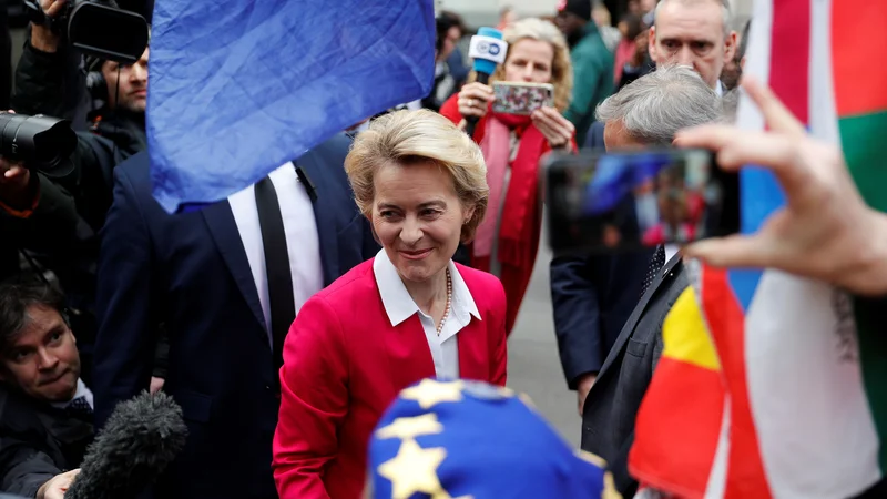 Fotografija: Ursulo von der Leyen so med njenim obiskom na London School of Economics pričakali tudi nekateri nasprotniki brexita. Foto Adrian Dennis/Afp