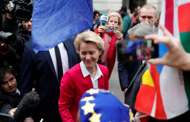 Ursulo von der Leyen so med njenim obiskom na London School of Economics pričakali tudi nekateri nasprotniki brexita. Foto Adrian Dennis/Afp